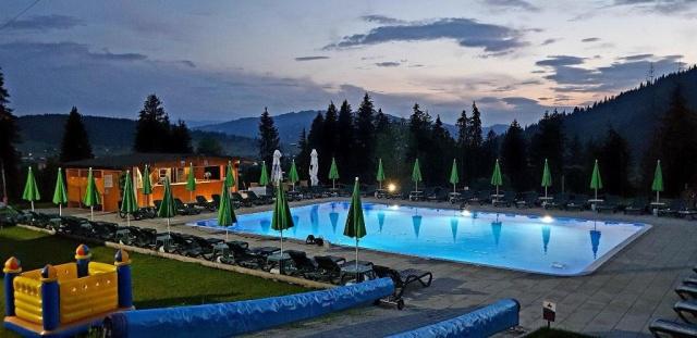 Piscina exterioara Pensiunea Cris